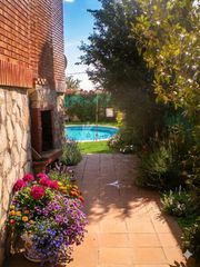 House in Onzonilla. Chalet pareado en urbanización privada con piscina y encanto en