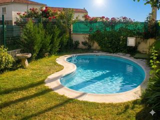 Maison à Onzonilla. Chalet pareado en urbanización privada con piscina y encanto en
