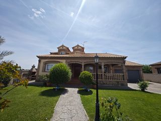 Haus in Escalona. Venta casa independiente en escalona  urbanización miragredos