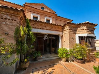 Haus in Cedillo del Condado. Chalet independiente de alto nivel con piscina privada en una de