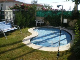 Casa in Onzonilla. Chalet pareado en urbanización privada con piscina y encanto en