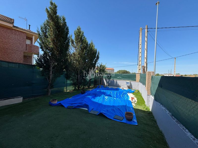 Foto 2413ff76-f8e4-416e-b80e-76a1fc67a568. Casa amb calefacció aparcament piscina a Onzonilla