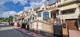 Casa in Centro. Chalet de 6 dormitorios en urbanización privada con piscina y ga