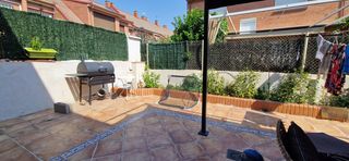 Maison à Sector 3. Magnífico chalet de 3 plantas con buhardilla, jardín y garaje en