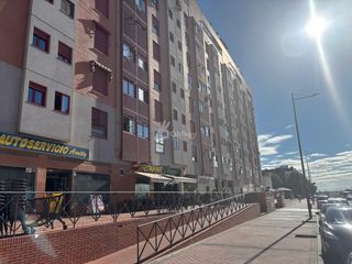 Flat in Parla Este. Piso de 3 dormitorios con terraza, piscina, zona deportiva e inf