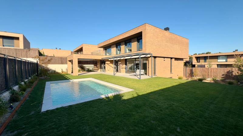 Foto b7059583-6e29-4b36-aad1-78bcaeef30e0. Rent chalet with fireplace heating pool in El Cantizal Rozas de Madrid (Las)