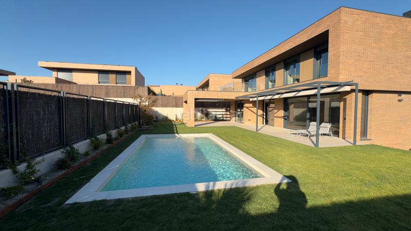 Foto eb7c63ea-4a32-47d8-a4f1-72345e8f2414. Affitto chalet con camino riscaldamento piscina in Rozas de Madrid (Las)