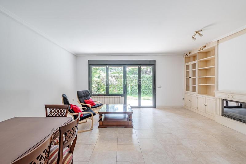 Foto 1f13e406-c780-4c2a-ab08-e0104ce358cc. Casa aparellada amb calefacció aparcament piscina a Pozuelo de Alarcón