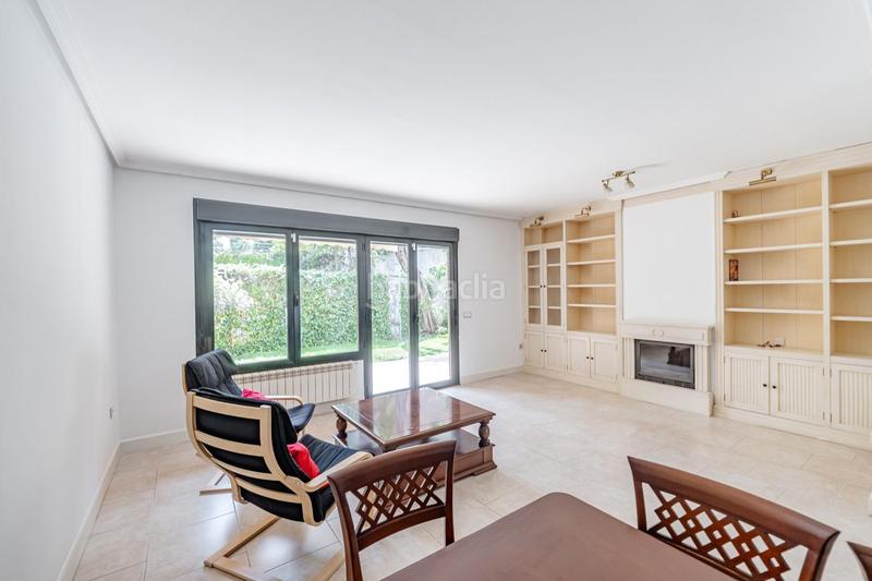 Foto 86725e0b-a3c4-462d-9525-e448fac6935f. Casa aparellada amb calefacció aparcament piscina a Pozuelo de Alarcón