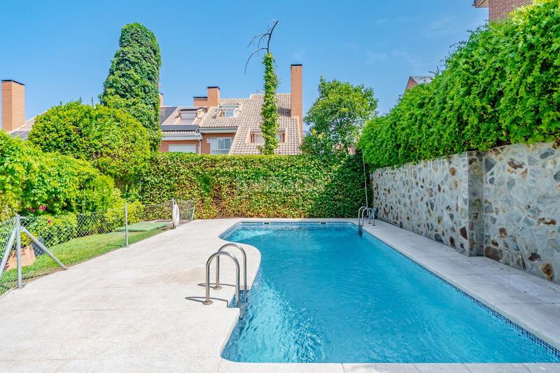 Foto d5e99c30-0ae4-4c8d-ba67-30ff5d6befbd. Casa aparellada amb calefacció aparcament piscina a Pozuelo de Alarcón