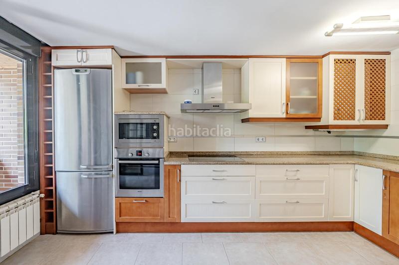 Foto efd2fa2b-5bae-4043-a17d-a131005826a9. Casa aparellada amb calefacció aparcament piscina a Pozuelo de Alarcón
