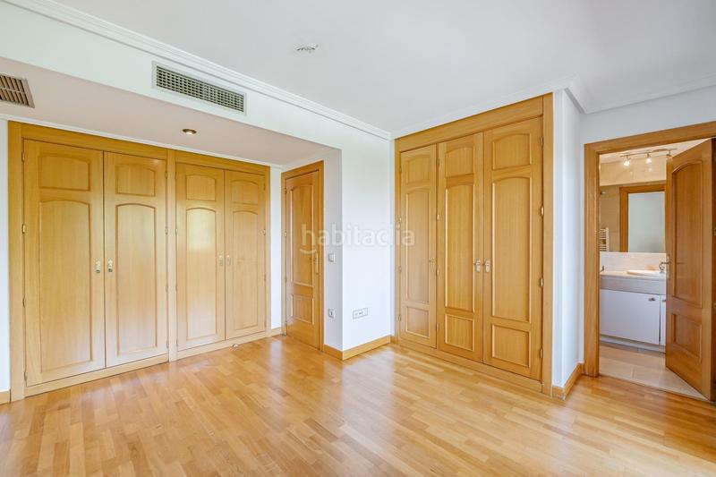 Foto 1250d46c-3f9a-4c33-b22c-46ef147779d3. Casa bifamiliare con riscaldamento parcheggio piscina in Pozuelo de Alarcón