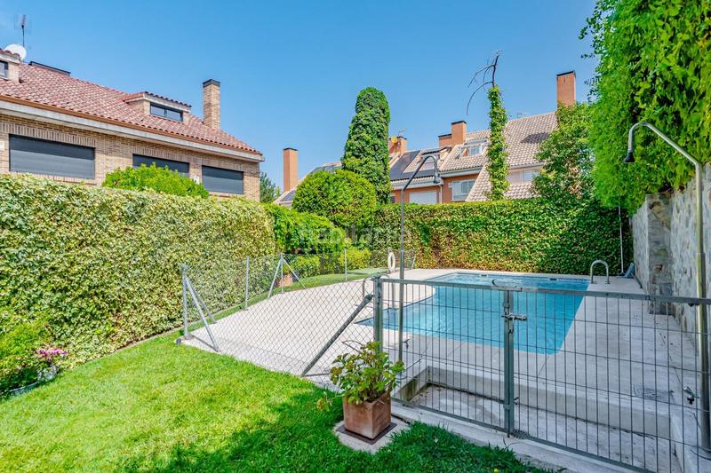 Foto 549edcdd-5fe1-48e6-a88c-cfa53a7b8129. Casa bifamiliare con riscaldamento parcheggio piscina in Pozuelo de Alarcón