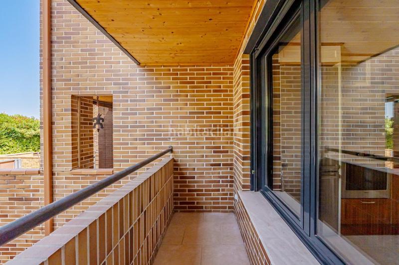 Foto b1ae4448-afa5-43c9-88b0-243771d8e70f. Casa bifamiliare con riscaldamento parcheggio piscina in Pozuelo de Alarcón