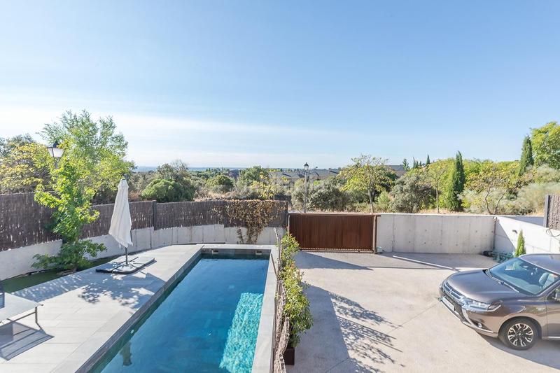 Foto 05b05bc4-e53a-4ad7-a5a4-ff2870e66cf4. Chalet mit heizung parking pool in Casco Antiguo Torrelodones