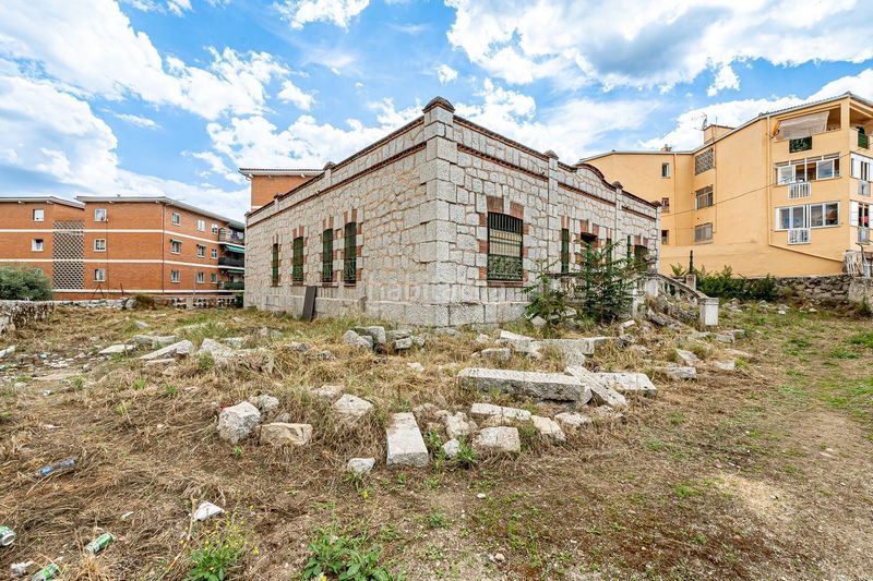 Foto bdc8b32a-cb19-4aa4-b82a-a9b1f55d5083. Edifici a El Olivar-La Magdalena Colmenar Viejo