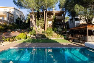House in El Monte. Exclusivo chalet independiente en los peñascales