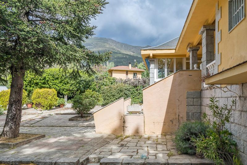 Foto 2462f4c3-3df3-4eba-9571-ab279603999c. Chalet with heating parking pool in Zaburdón-Monte Escorial San Lorenzo de El Escorial