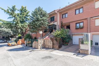 Casa adossada  Balconada. Chalet adosado en colladovillalba