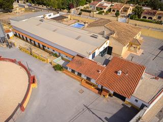 Xalet  Carrerada de la serra. Espaciosa parcela con viviendas, establos y mucho mas en el albi