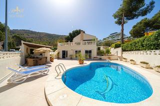 Xalet  Verderol. Fantastico moderno chalet en una parcela de esquina con magnífic