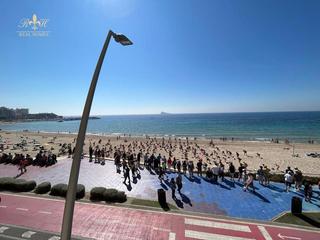 Pis  Rosaldea. Gran piso en primera línea de playa de poniente y muy céntrico