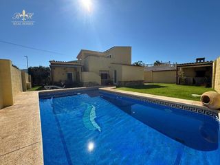 Chalet  Riu girona. Chalet en venta con piscina privada y gran potencial en el albir