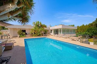 Xalet  Gavina. Exclusiva villa mediterránea con vistas al mar en gran parcela u