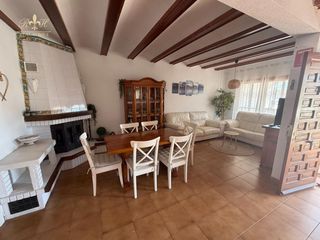 Location Maison jumelée  La nucia. Vivienda adosada en urbanización de alquiler de larga temporada