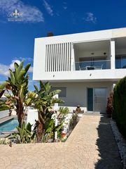 Casa adossada  Hércules. Vivienda de esquina con piscina privada y terraza en la azotea