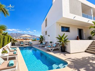 Casa adossada  Hércules. Vivienda de esquina con piscina privada y terraza en la azotea