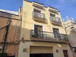Masia en Pueblo. Casa con almacn