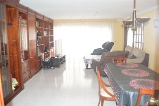 Casa in Pueblo. Casa con local comercial en pleno centro de benicarló. 409 metro