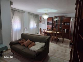 Pis en Pueblo. Piso muy amplio cerca del mercadona del centro.  incluye  saln,