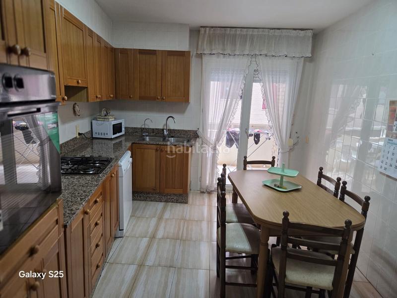 Foto 6c6a1066-32cf-4f76-b401-c4881cd4a700. Piso  muy amplio cerca del mercadona del centro. incluye salón, cocina, 4 dormitorios, 2 baños, terraza, lavadero y parking en Benicarló