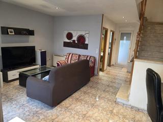 Casa a Pueblo. Casa unifamiliar  muy amplia con salón, cocina independiente, 4