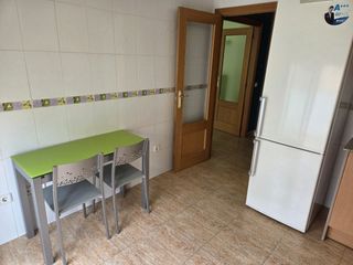 Appartement à Pueblo. Piso seminuevo con 3 dormitorios y dos baños en zona excepcional