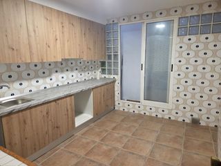 House in Pueblo. Casa unifamiliar con almacén en el centro de benicarló con 3 dor