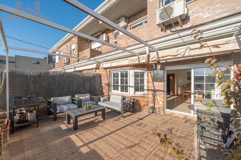 Foto 19d294d0-f686-4654-b794-fffe7bf66c9e. Semi detached house with fireplace heating pool in Villanueva del Pardillo