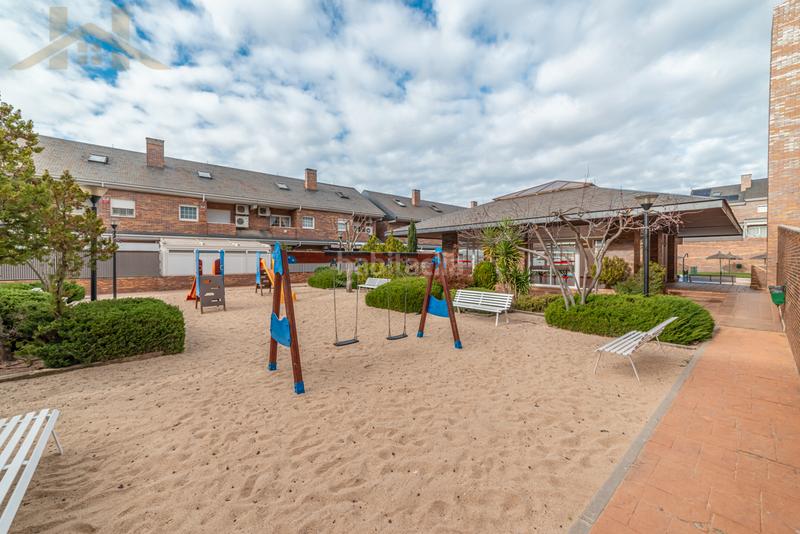 Foto 4aeb2300-12df-4714-a416-21f495c3d941. Semi detached house with fireplace heating pool in Villanueva del Pardillo