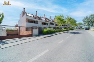 Casa adossada  Calle herren de madrid. Chalet adosado en urbanización privada con piscina.