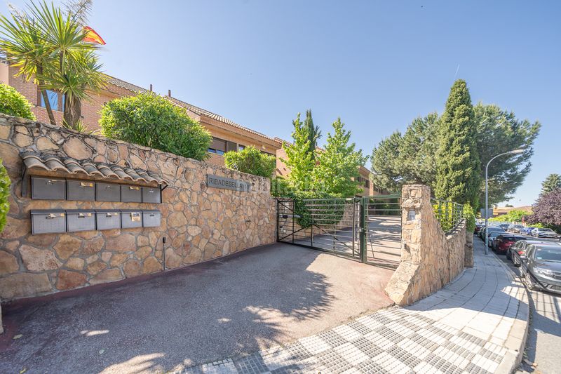 Foto f6f23938-80ba-4d9b-b19f-5a15b02c866d. Casa adossada amb xemeneia calefacció aparcament piscina a Torrelodones