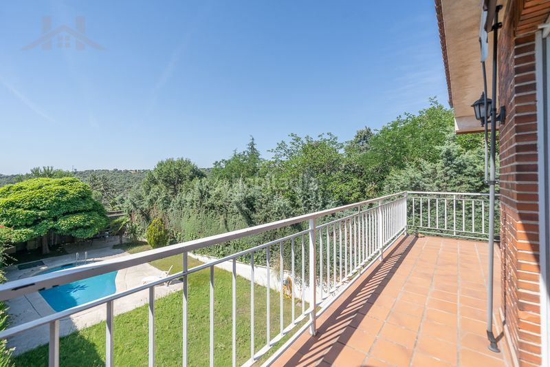Foto 6757d00c-30cd-4d58-aeb2-4c19dc18a53a. Casa aparellada amb xemeneia calefacció aparcament piscina a Torrelodones