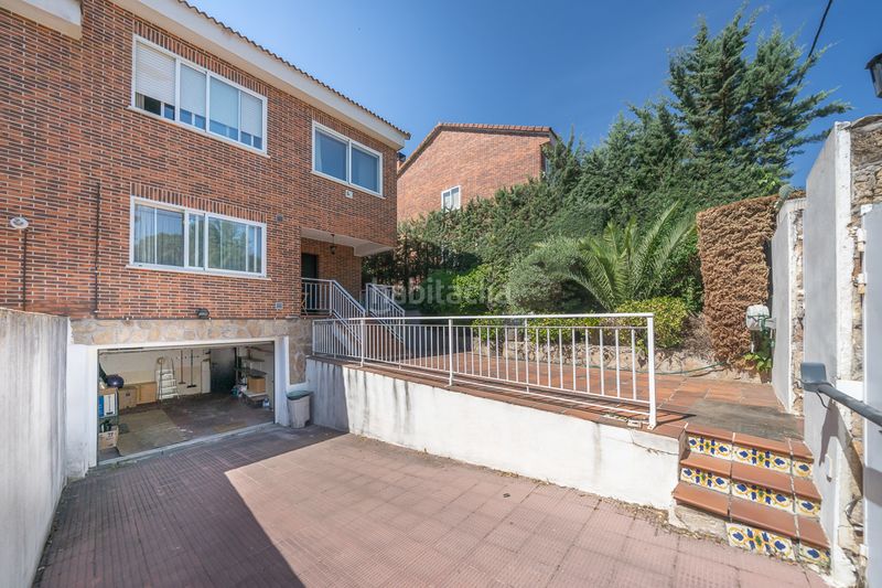Foto 7d87805f-ee3f-488b-8bdb-265270029295. Casa aparellada amb xemeneia calefacció aparcament piscina a Torrelodones
