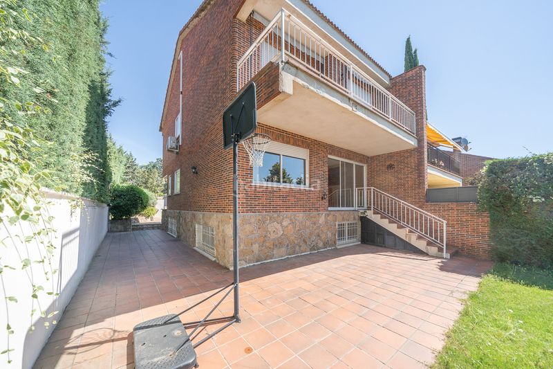 Foto 95880de1-0e07-41b7-bafe-58931d1f8fa1. Casa aparellada amb xemeneia calefacció aparcament piscina a Torrelodones