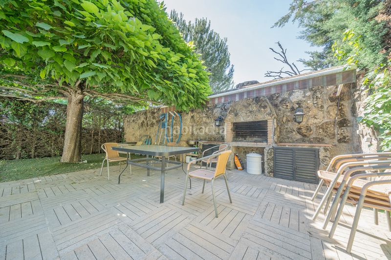 Foto cf2e82d0-8953-483b-8754-9d5299aee43f. Casa aparellada amb xemeneia calefacció aparcament piscina a Torrelodones