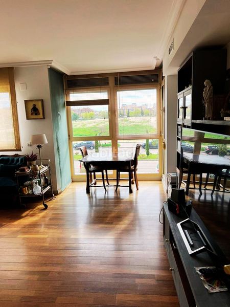 Foto fbef4451-a2d7-43e5-aef2-501f51e368e8. Pis amb calefacció aparcament a Sanchinarro Madrid