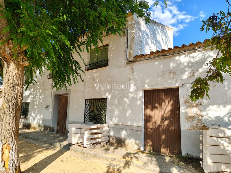 Foto d6186254-a2e6-4c24-b110-30b496f585f1. Casa adossada a Montalbanejo