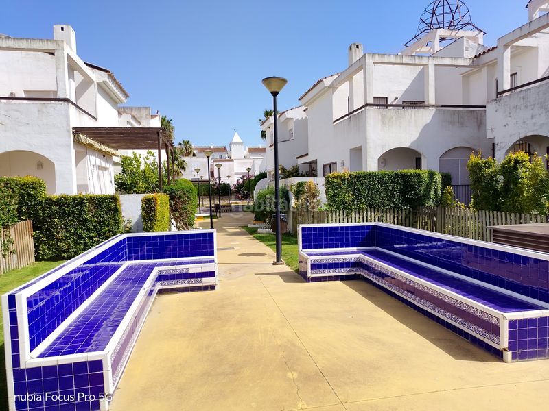 Foto 1637eeaf-b83f-41cd-a6cc-d21c113748e9. Casa aparellada amb calefacció aparcament piscina a Rota