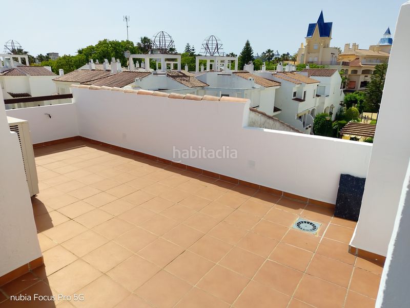 Foto 35027017-bdd9-4c81-b897-7af9c4e133d5. Casa aparellada amb calefacció aparcament piscina a Rota